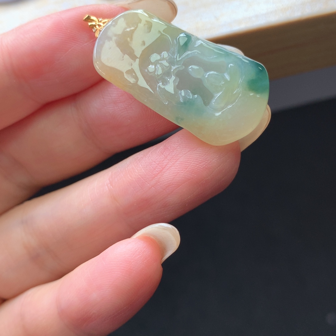 翡翠18K金镶嵌颈饰吊坠