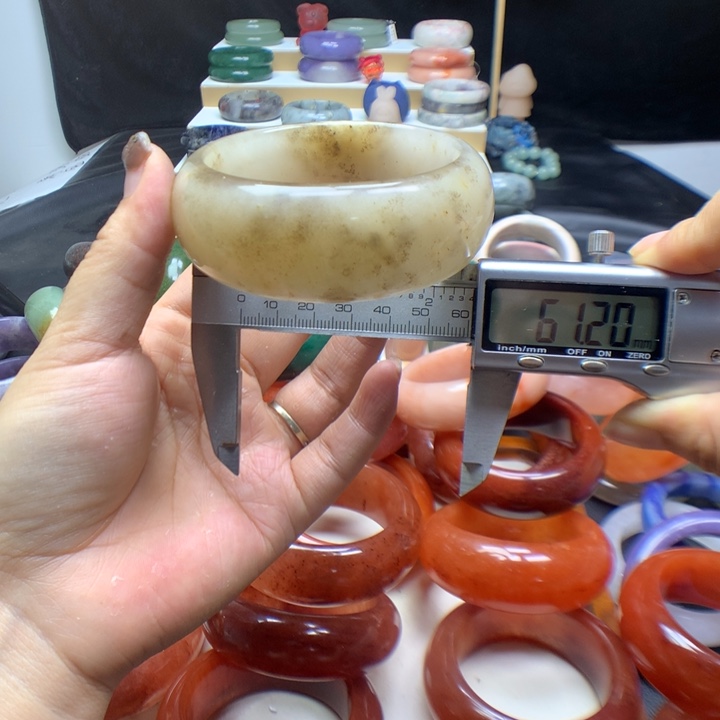 未镶嵌手镯石英质玉