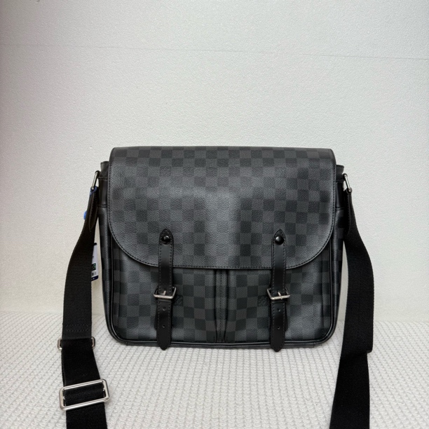 99新 LouisVuitton/路易威登 97新6392/时尚黑棋盘格双扣邮差包
