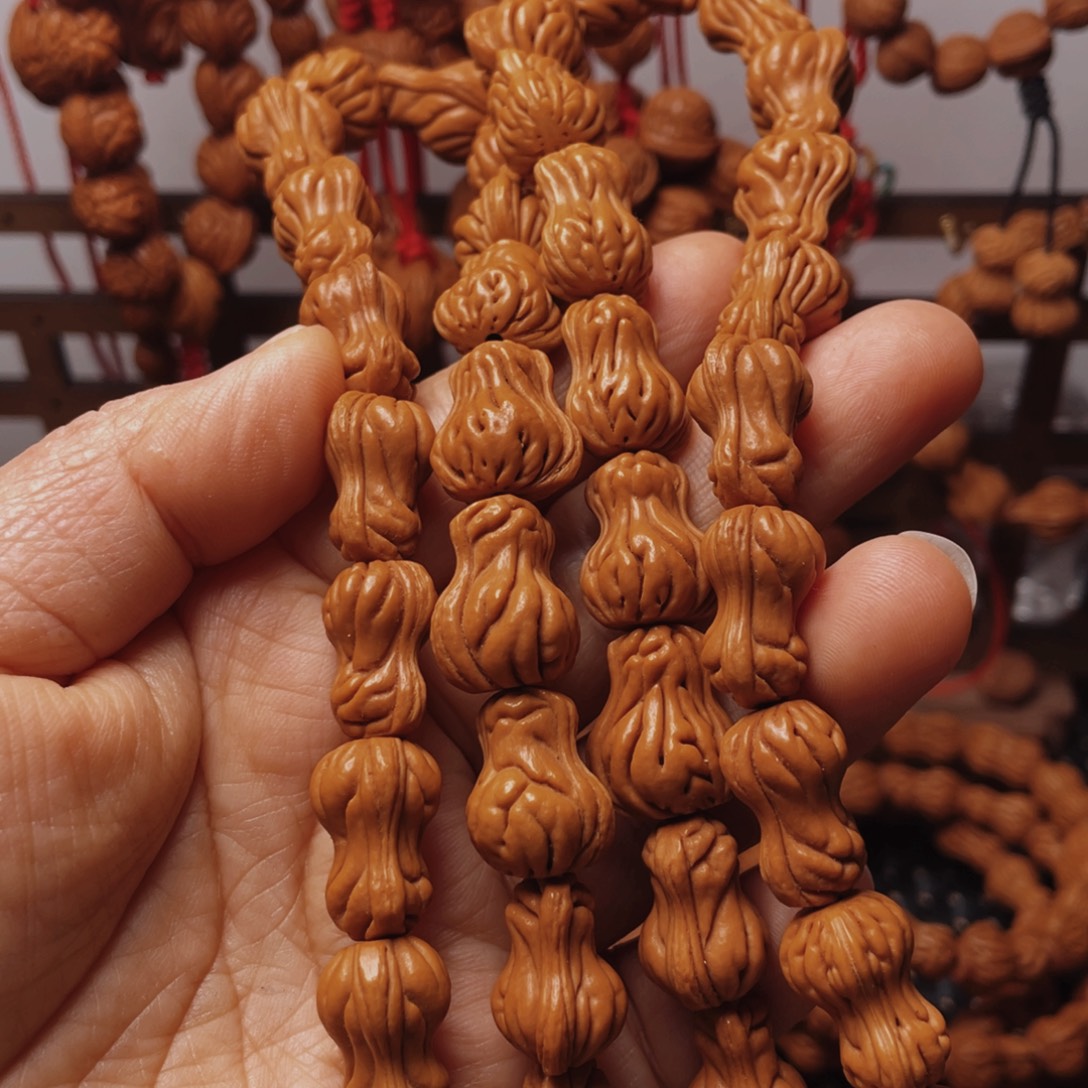 南***摊木质类龙纹桃枭手串