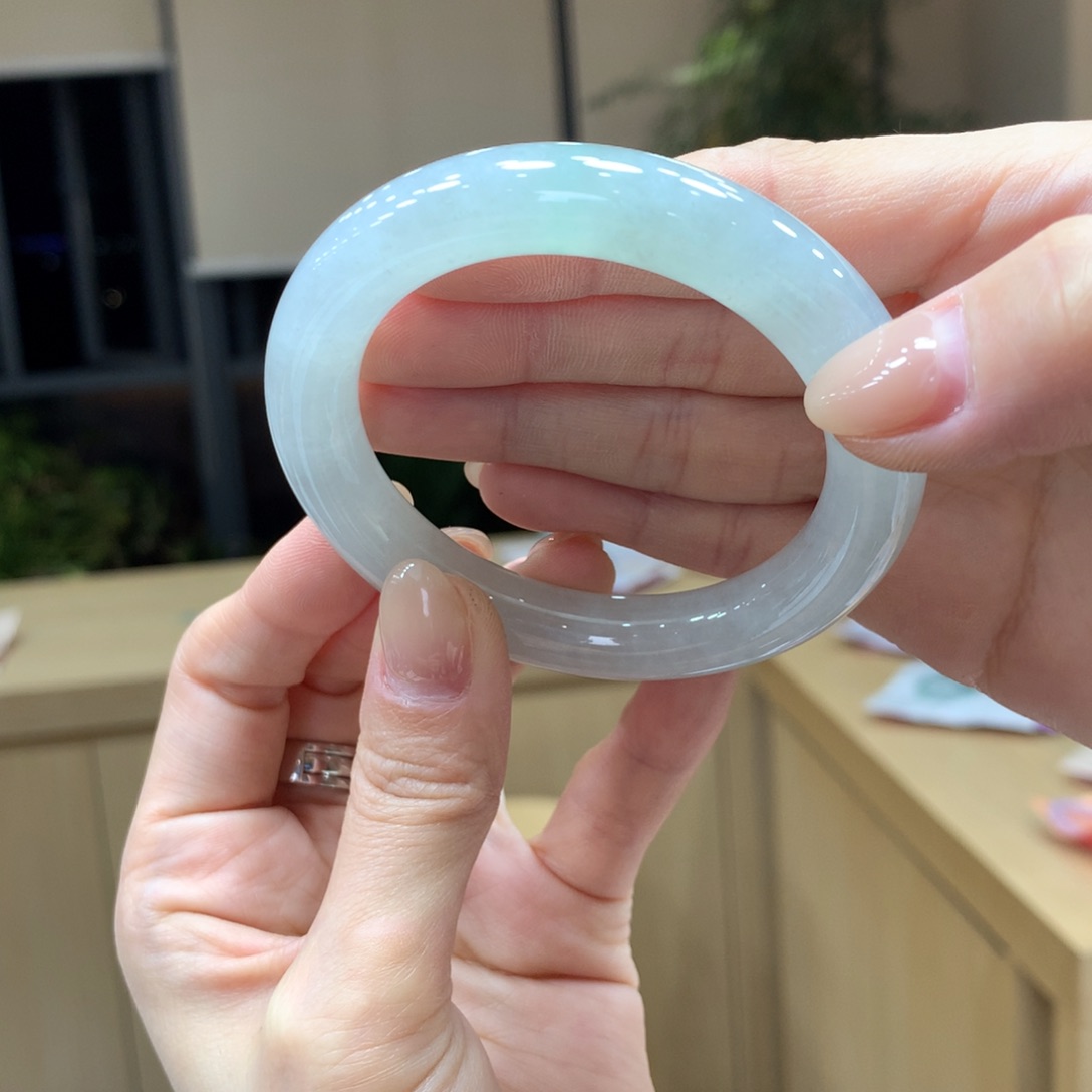 翡翠手镯未镶嵌灰*姐不退不换