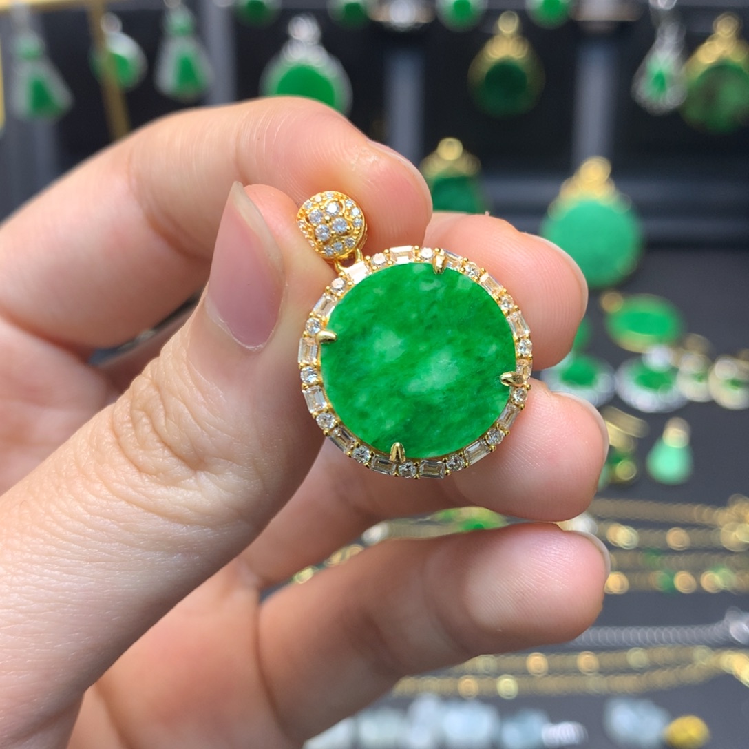 翡翠未镶嵌颈饰有纹裂