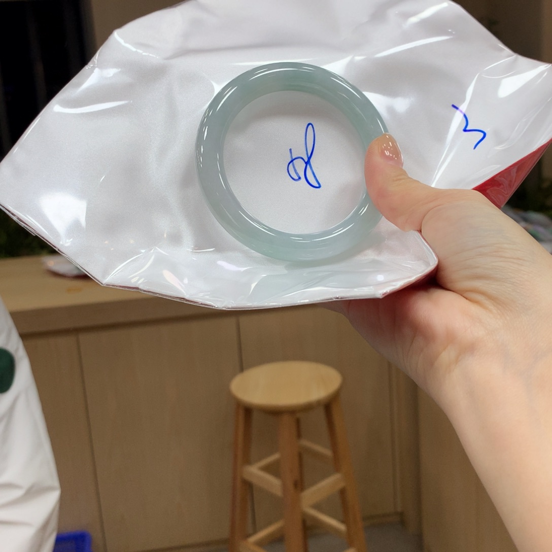 翡翠手镯未镶嵌不退不换