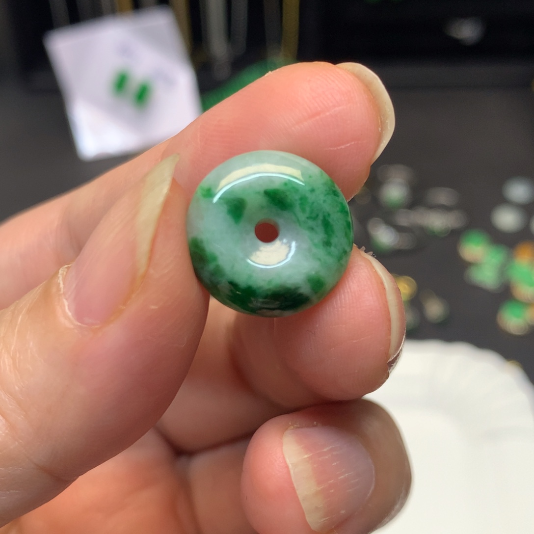 出***萃翡翠未镶嵌颈饰有纹裂