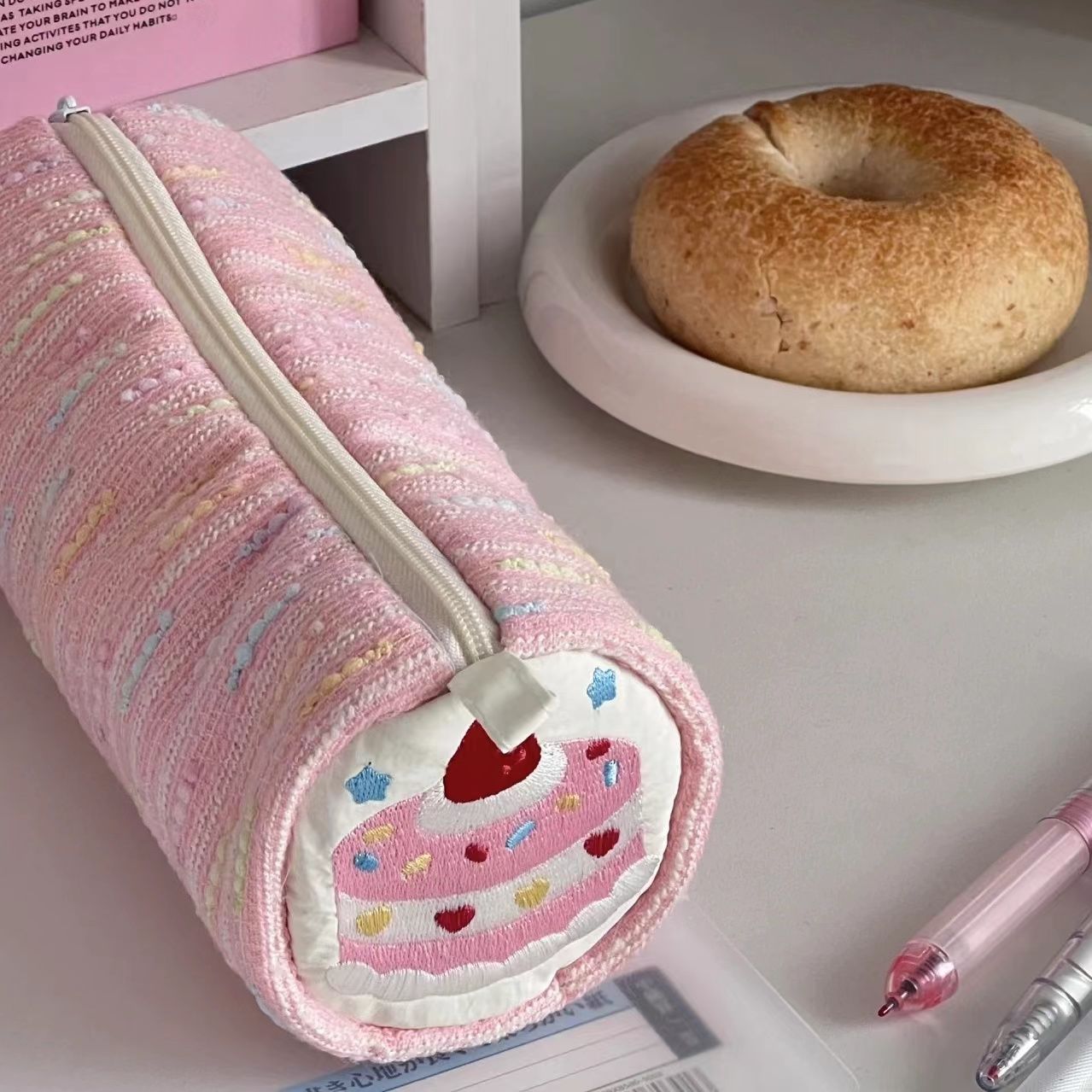 【草莓蛋糕】可爱卡通高颜值少女心圆筒笔袋小初高中学生文具盒收纳