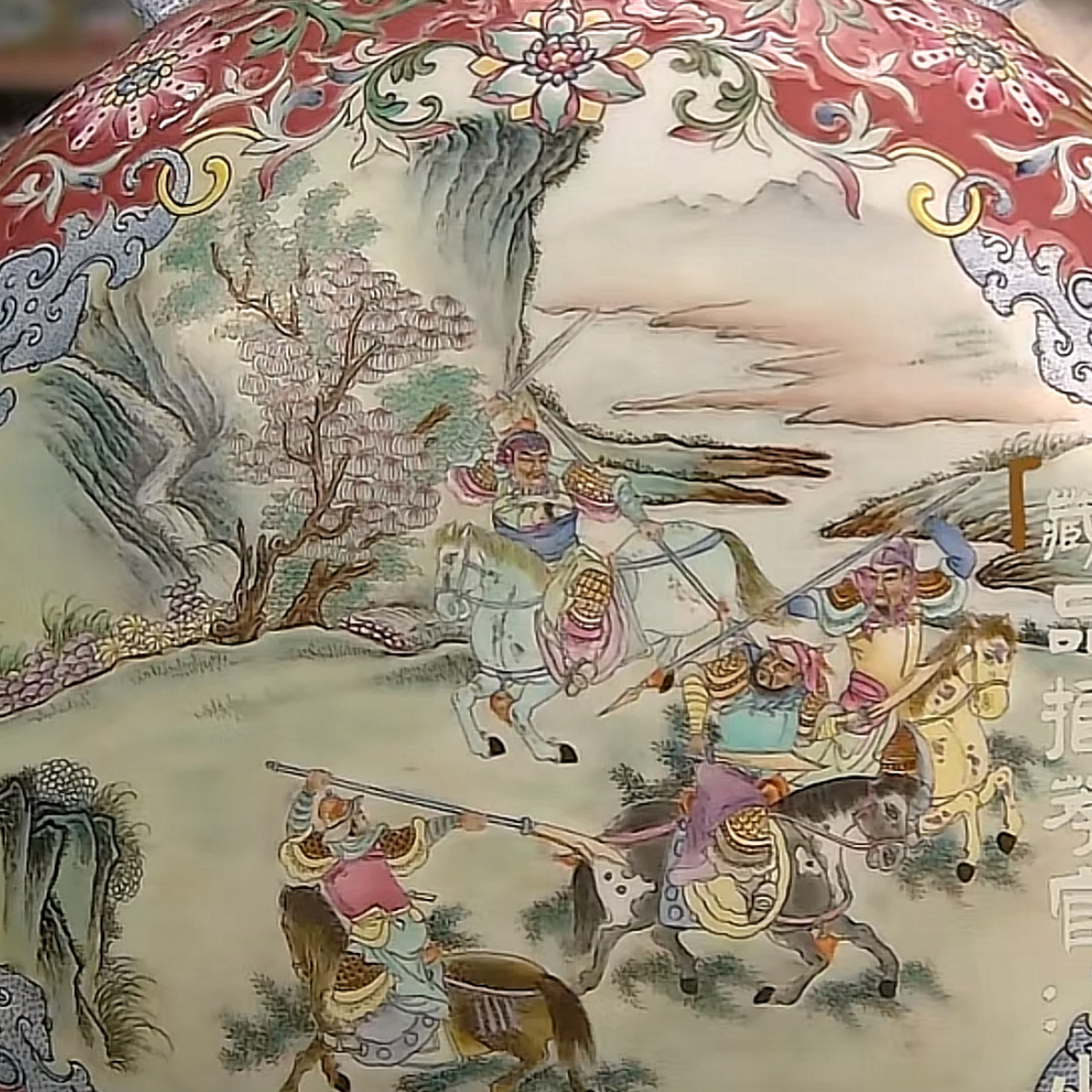 清乾隆粉彩人物故事图抱月瓶