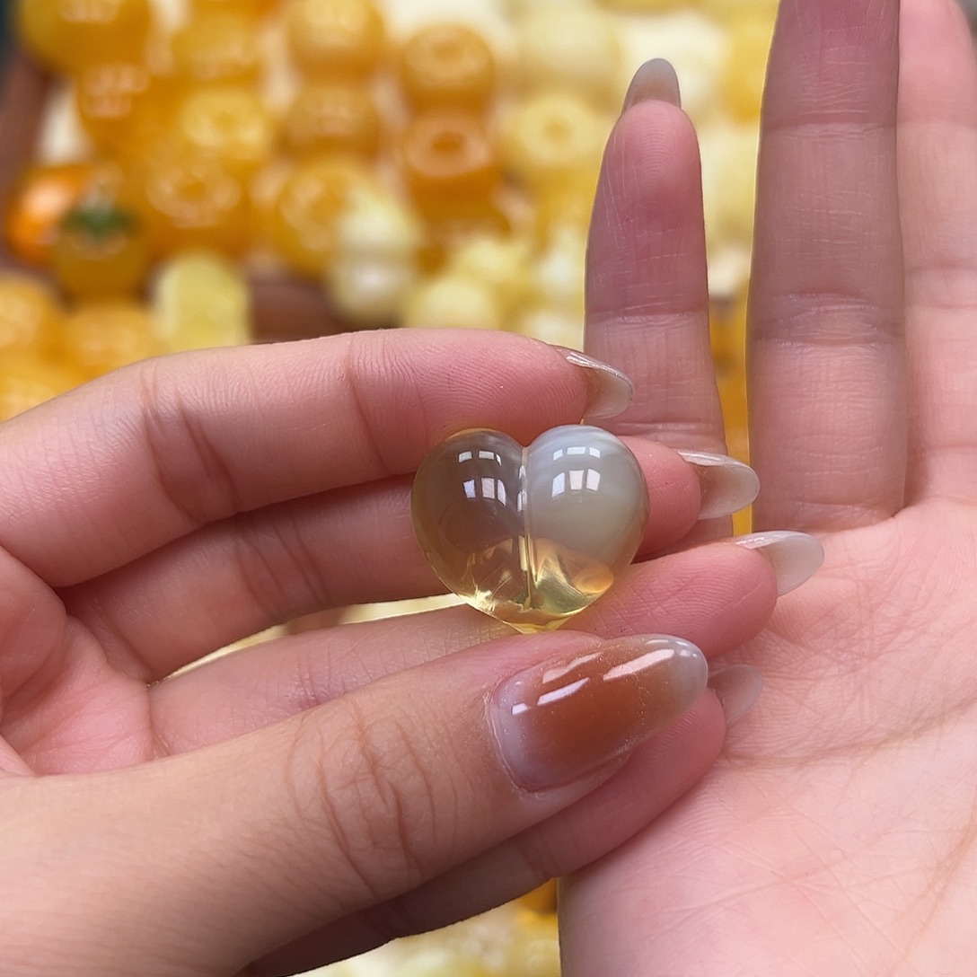 美***娘琥珀未镶嵌颈饰蜜蜡