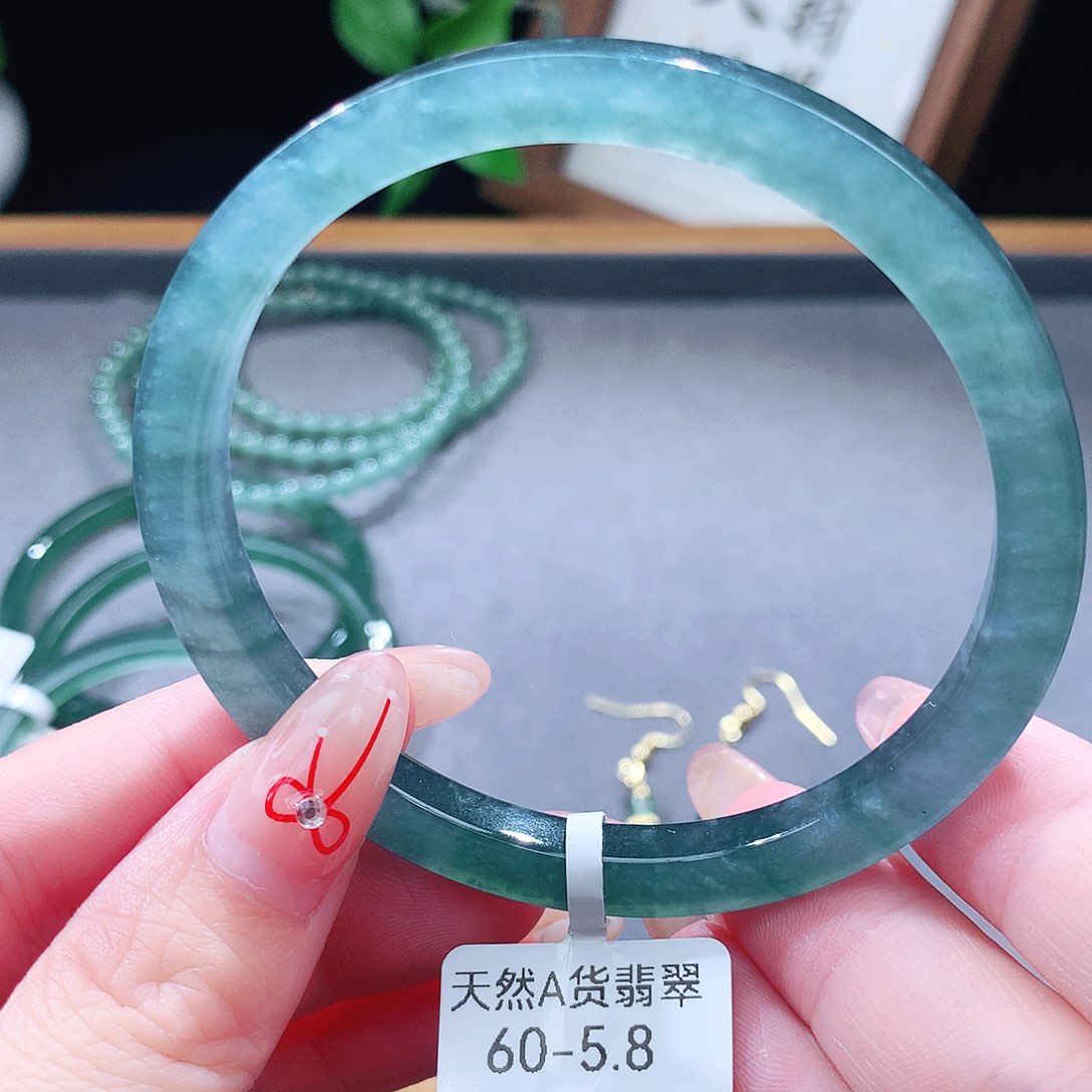 翡翠未镶嵌手镯（圆镯）