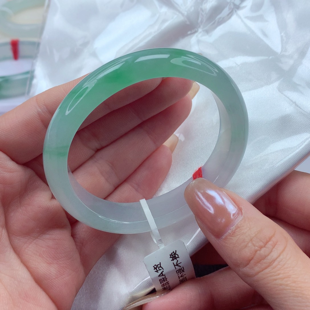 翡翠手镯（贵妃镯）未镶嵌54圈口冰透起胶贵气半山水冰带一抹绿