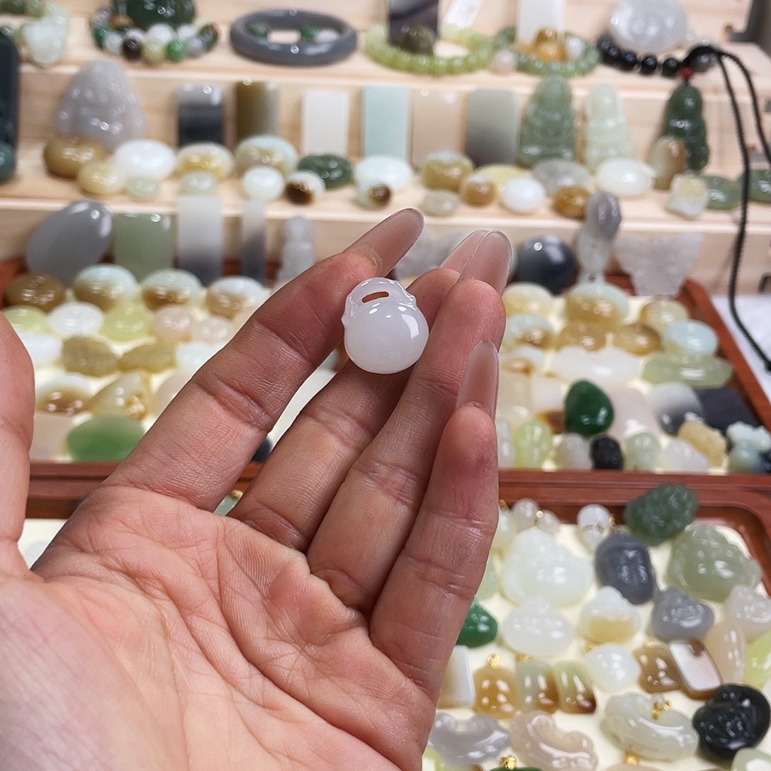 和田玉未镶嵌吊坠(赠链)