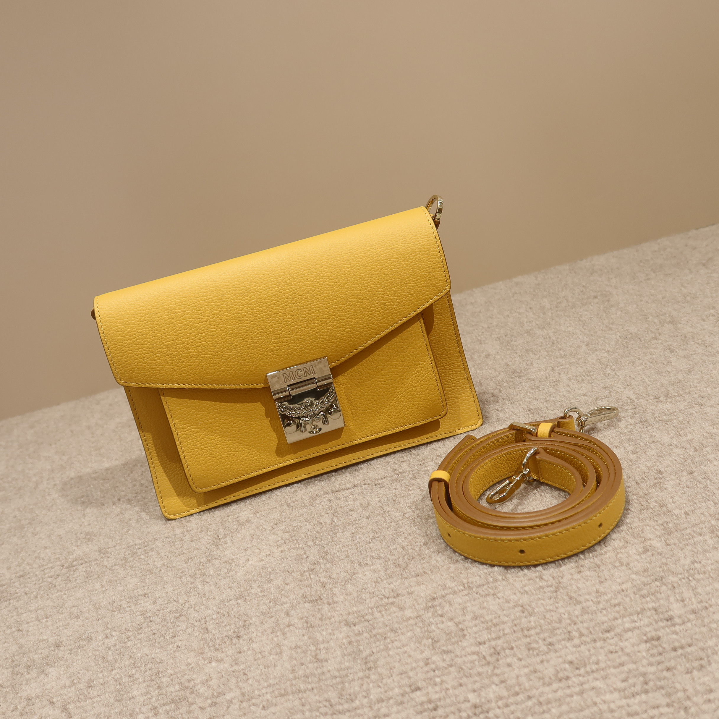 99新 MCM 黄色邮差单肩包 3250308072258