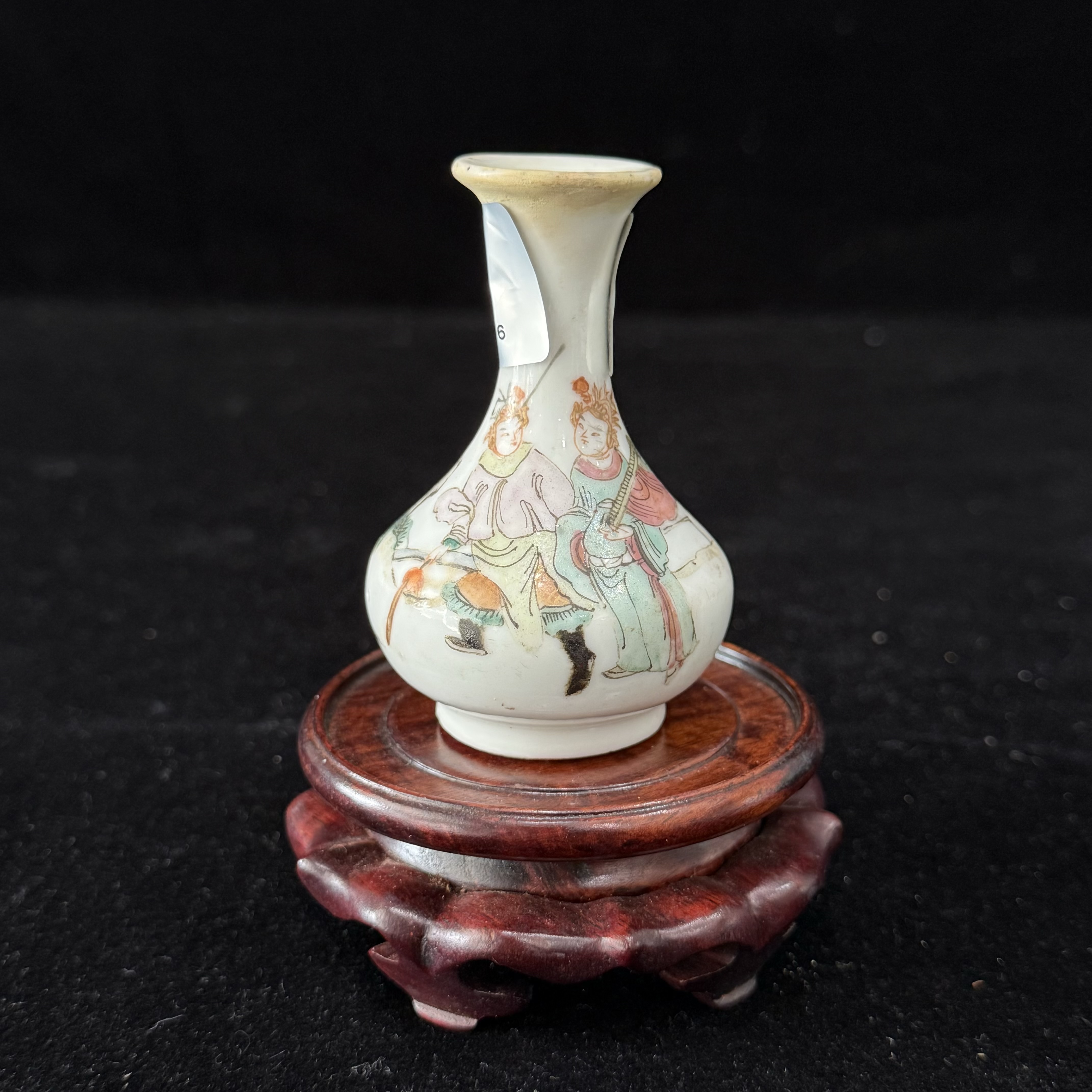 粉彩人物小花瓶