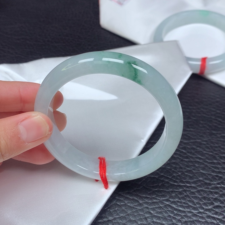 翡翠手镯未镶嵌宛**?