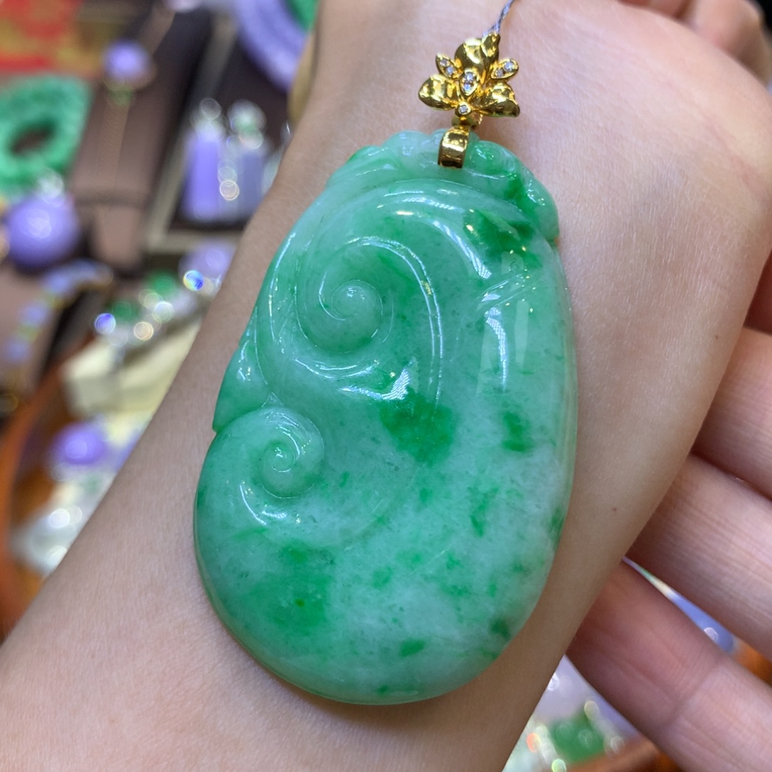 翡翠18K金镶嵌颈饰