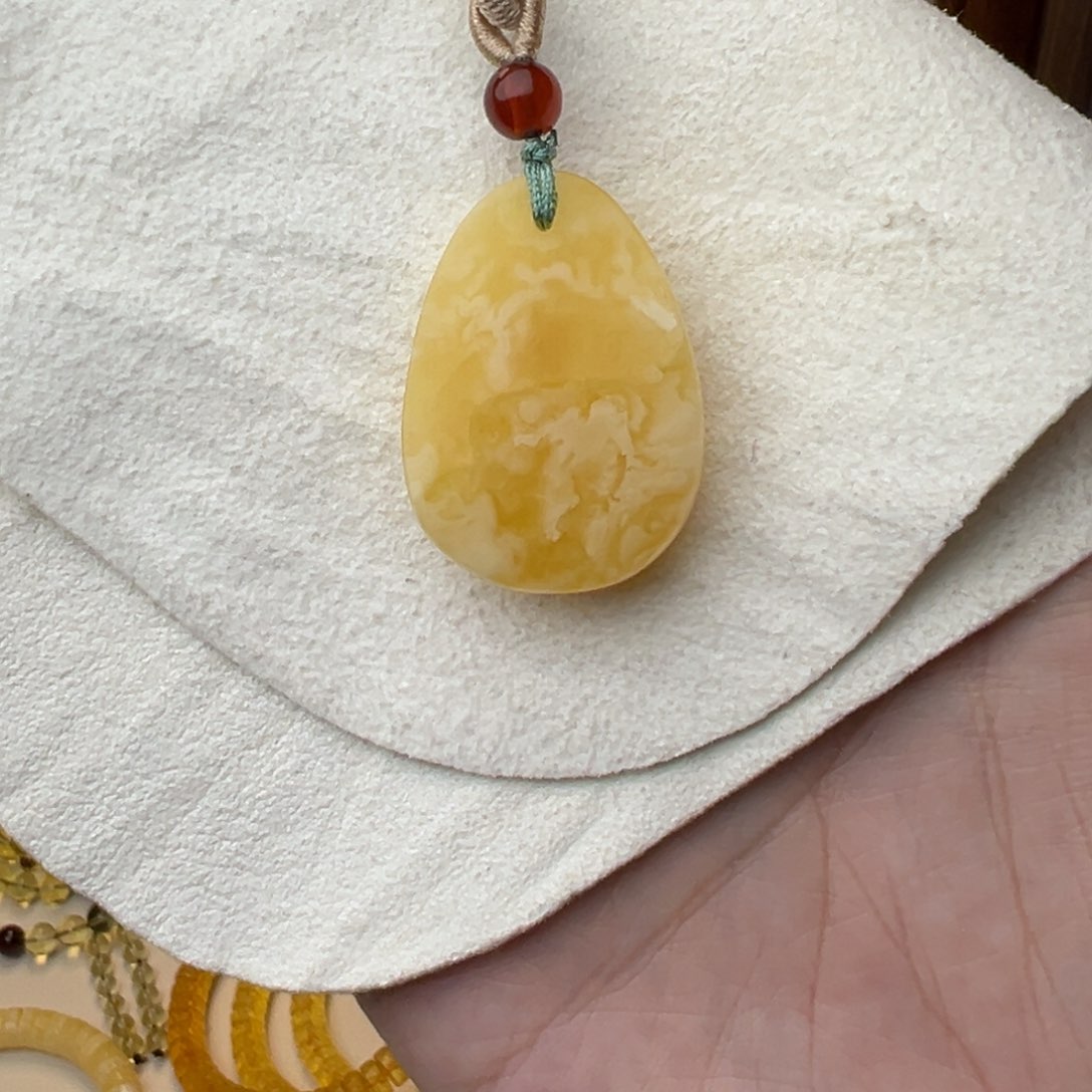 琥珀裸石未镶嵌水滴吊坠