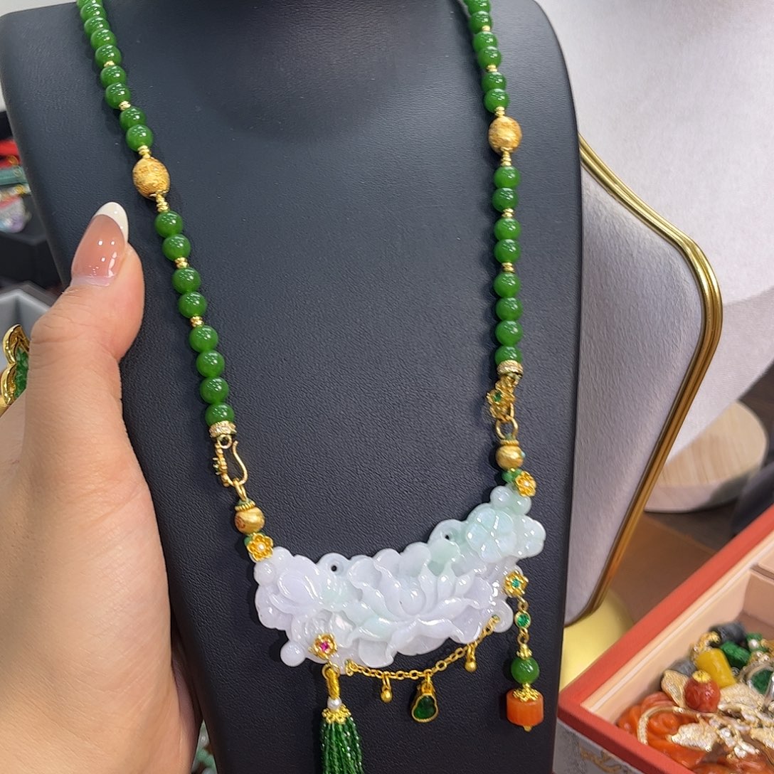 翡翠未镶嵌颈饰炸