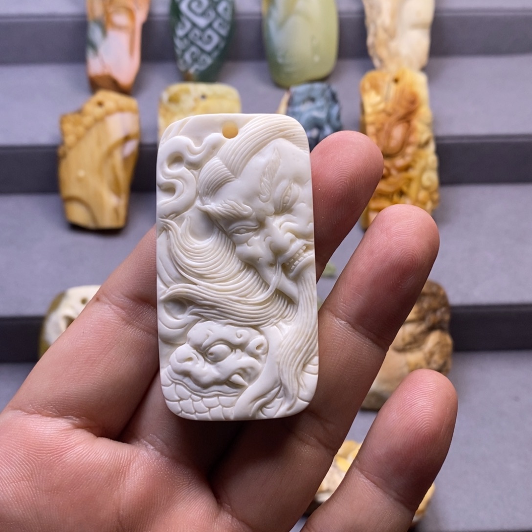 未镶嵌岫玉颈饰挂件