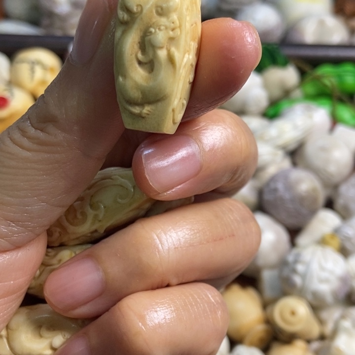 配饰鹿角雕刻一个出