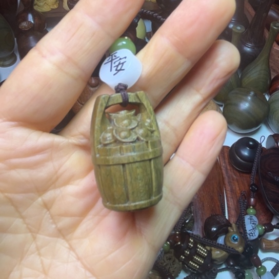 花***墨绿檀木料木桶挂件