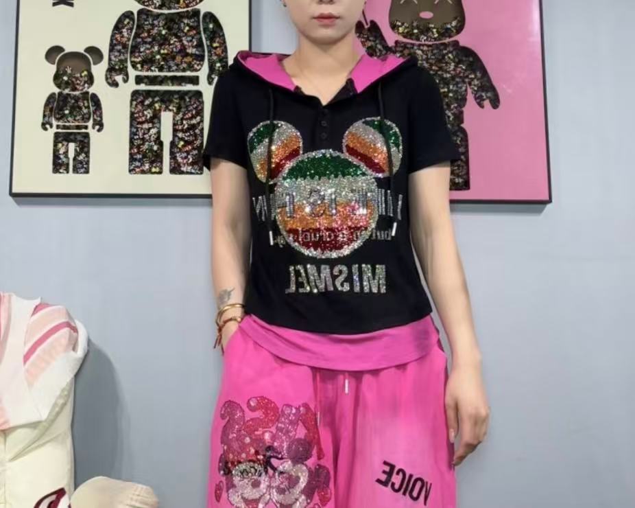 黑拼玫红米奇字母连帽上衣W-018