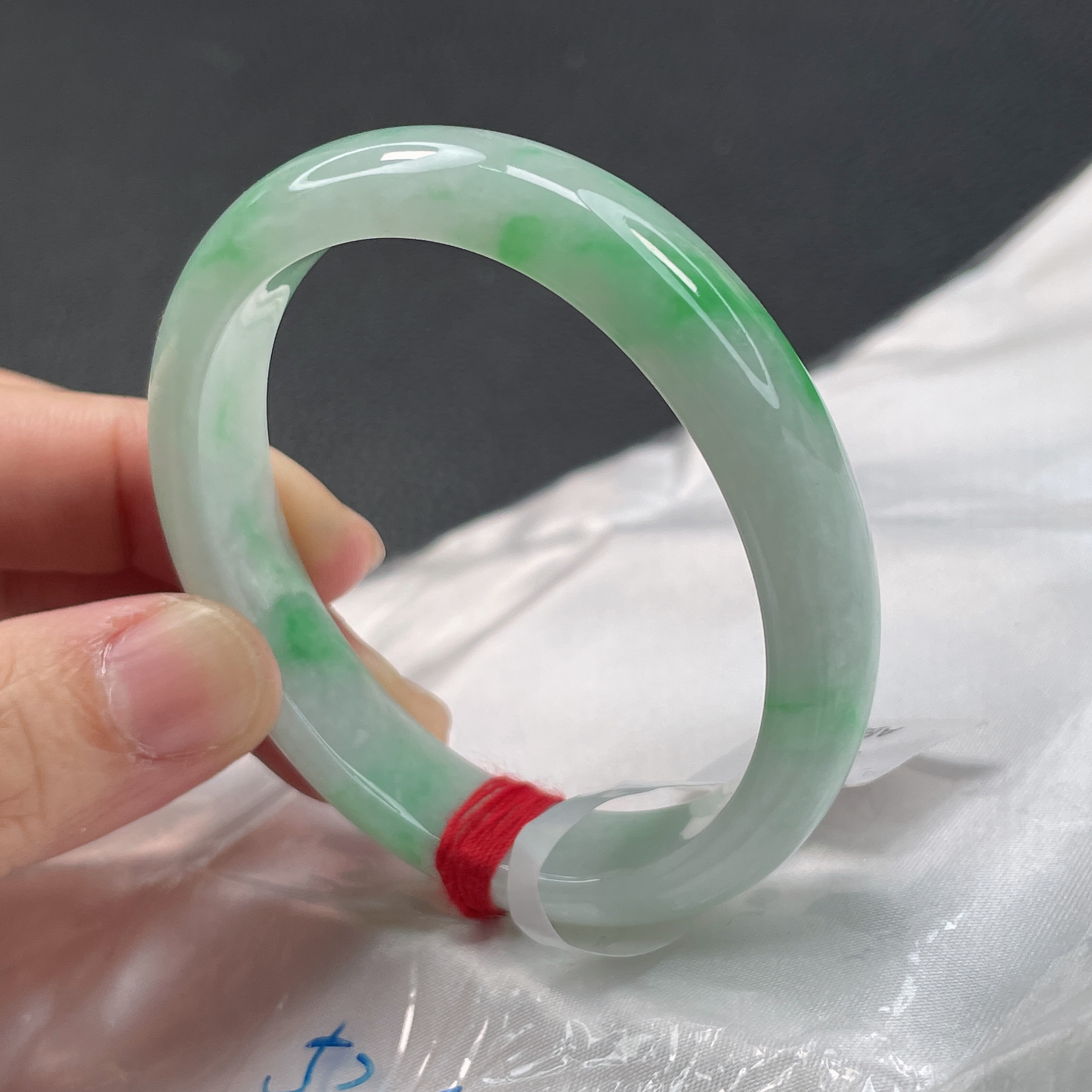 7040缅甸天然翡翠A货53圈白底青飘阳绿贵妃手镯时尚百搭款色泽饱