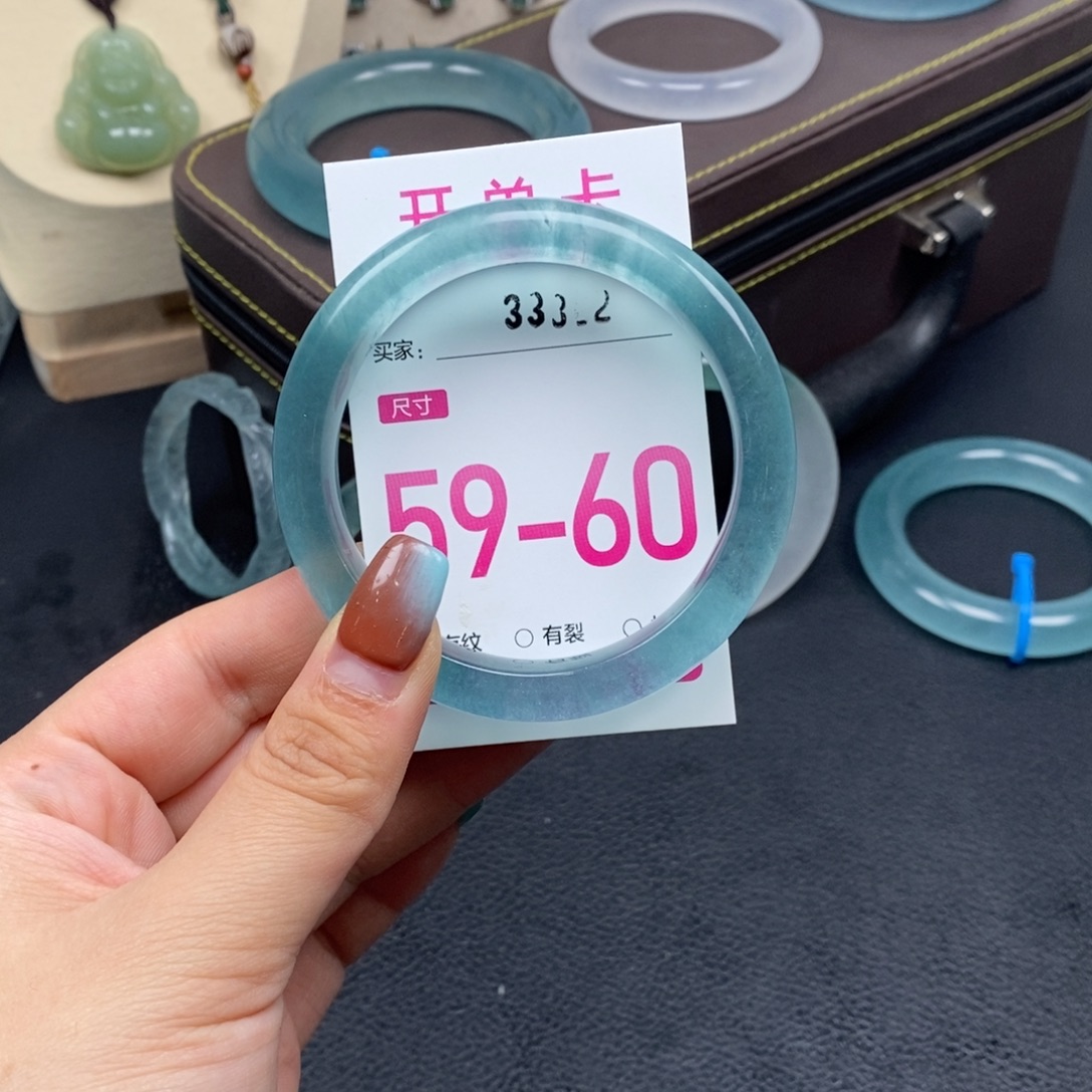 旋***律石英质玉未镶嵌手镯