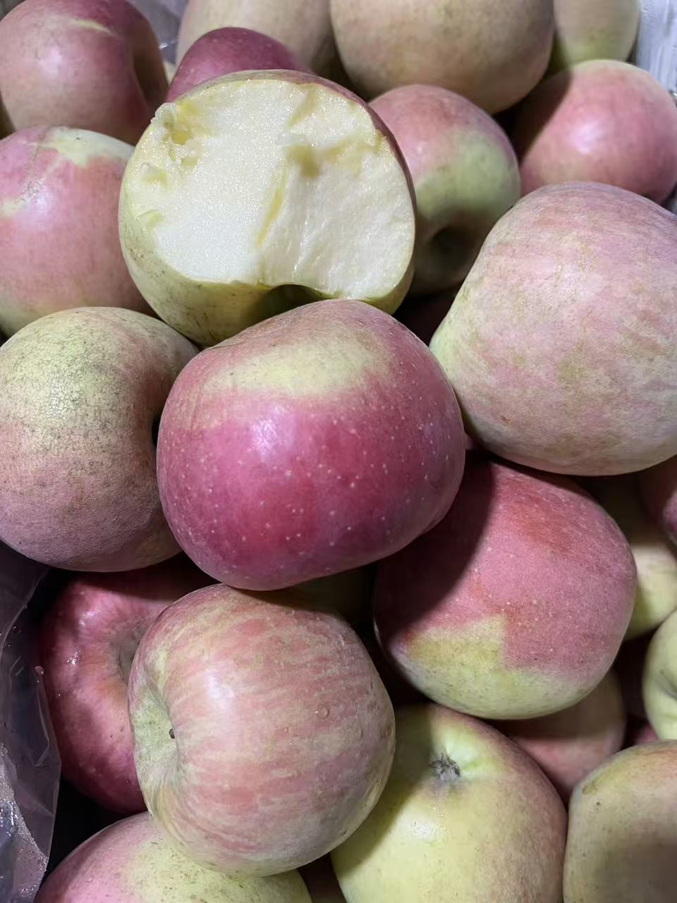 红富士老品种不套袋苹果嘎嘎甜皮薄多汁产地直发个别有水裂纹正常