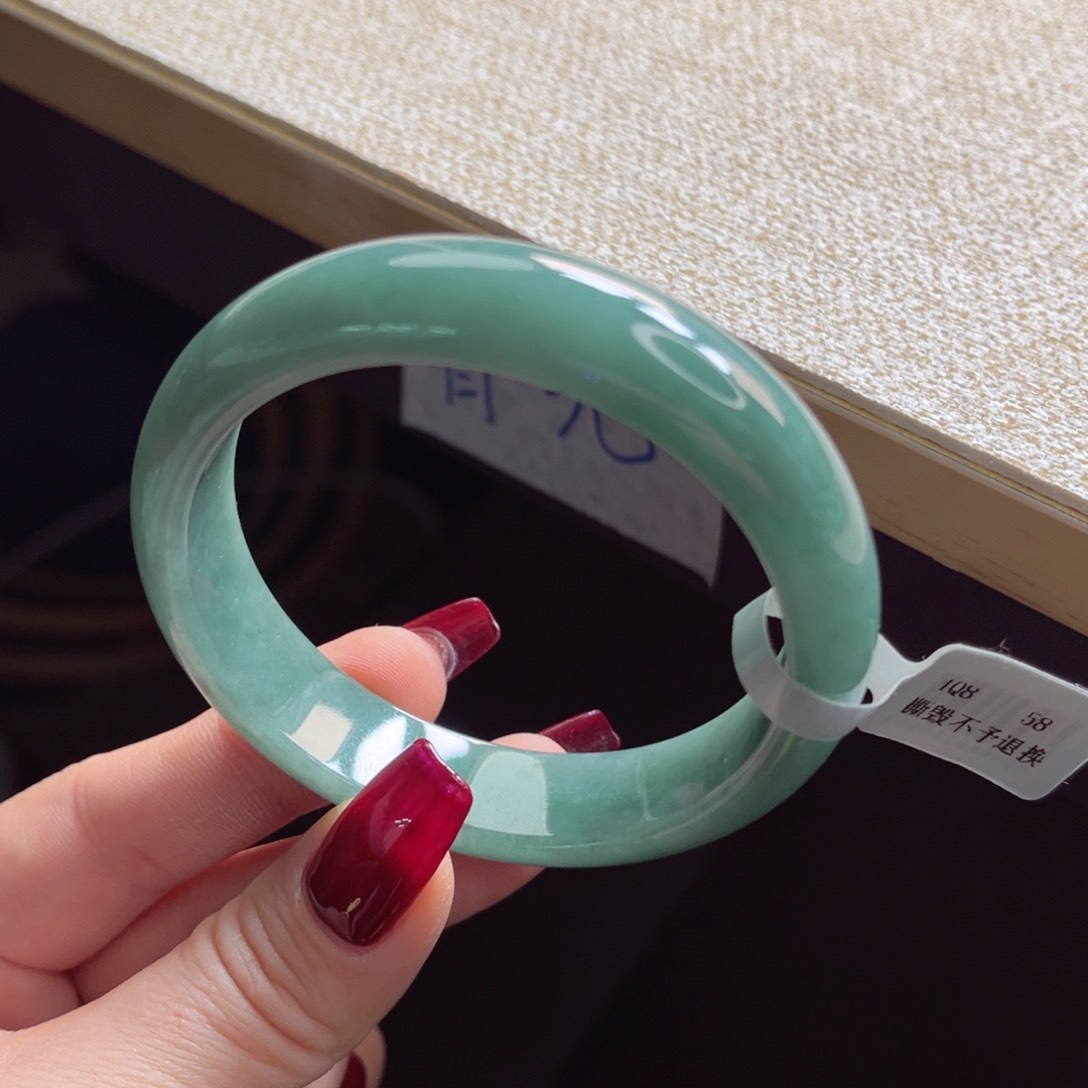 翡翠手镯未镶嵌手镯