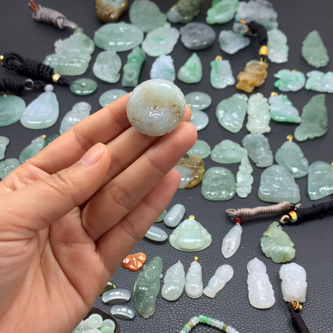 翡翠颈饰未镶嵌平安扣