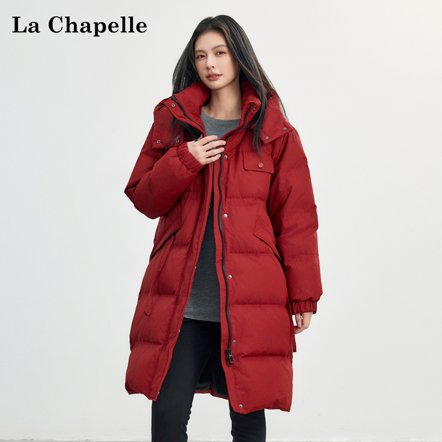 拉夏贝尔连帽斜口袋长款羽绒服女冬季新款纯色气质通勤时尚长外套