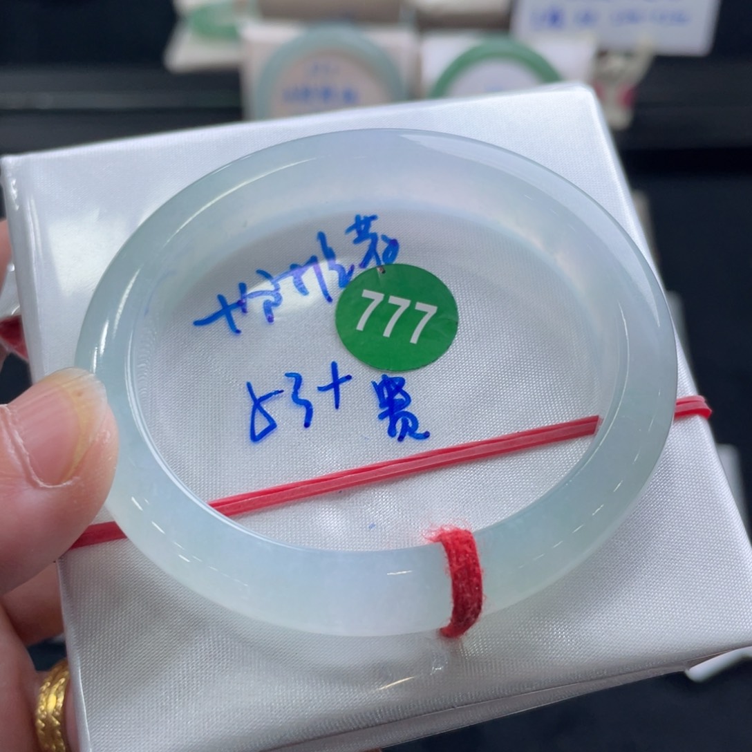 翡翠手镯未镶嵌翡翠手镯