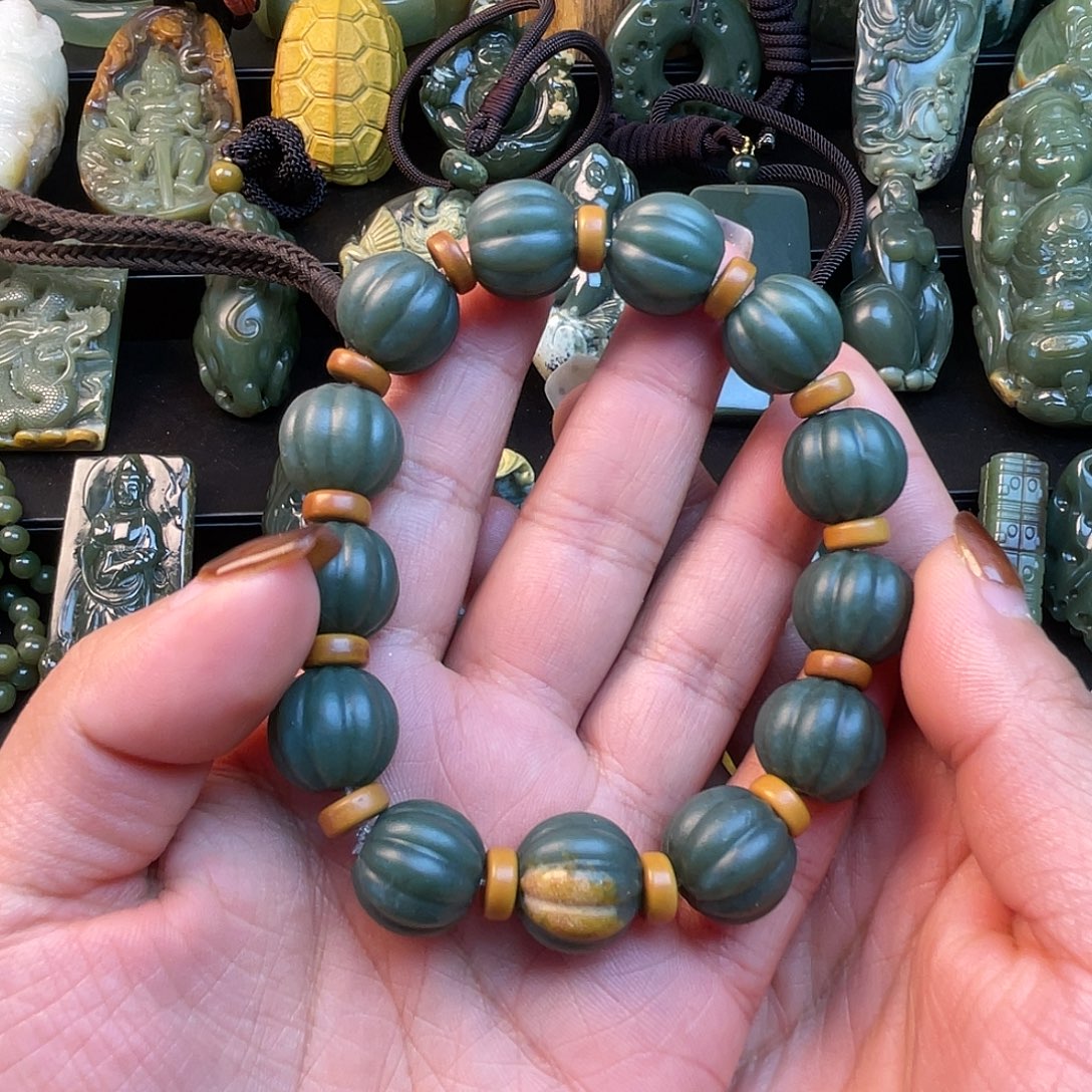 透闪石质玉未镶嵌挂件