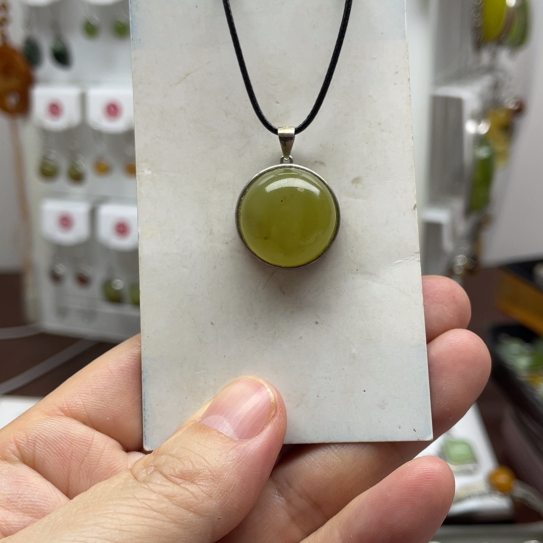 蛇纹石玉未镶嵌吊坠