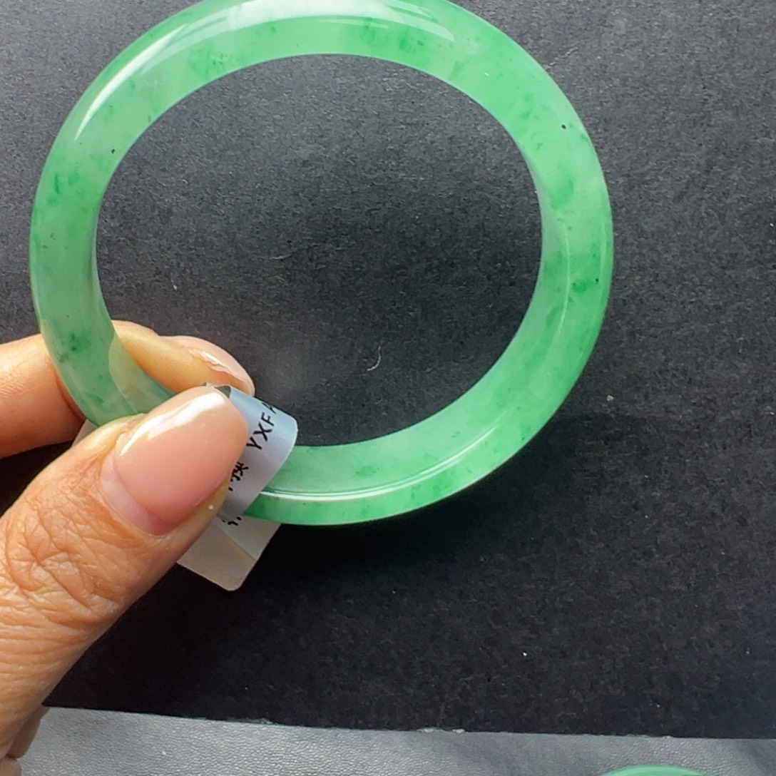 兰***姐石英质玉（非洲翠）未镶嵌手镯