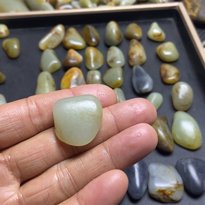 温***玉和田玉（糖玉）未镶嵌珠宝奇石