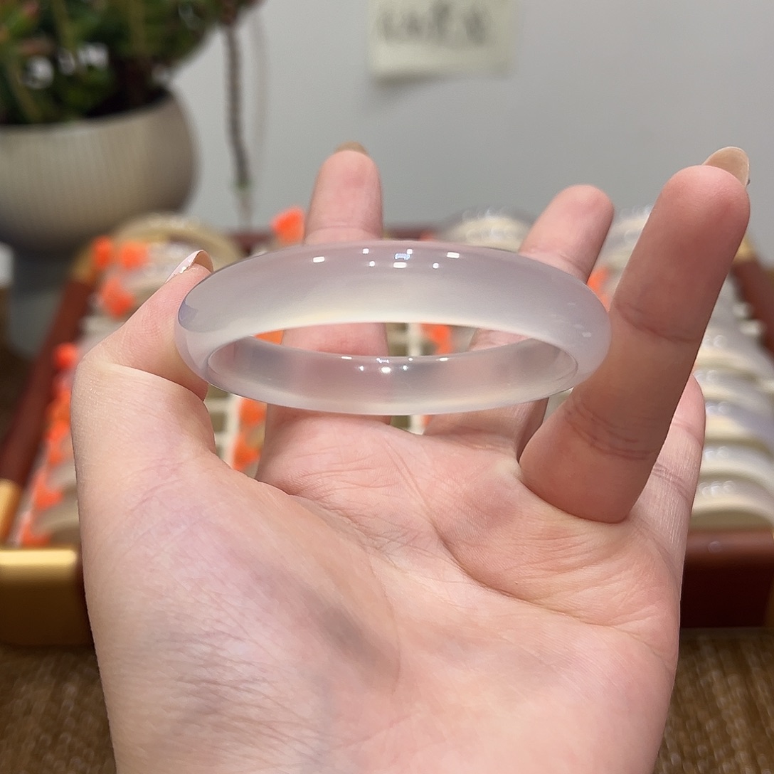 很***塞玛瑙/玉髓未镶嵌手镯