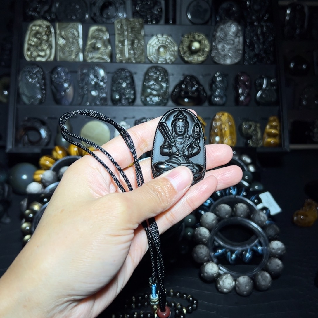 向***由黑曜岩未镶嵌颈饰