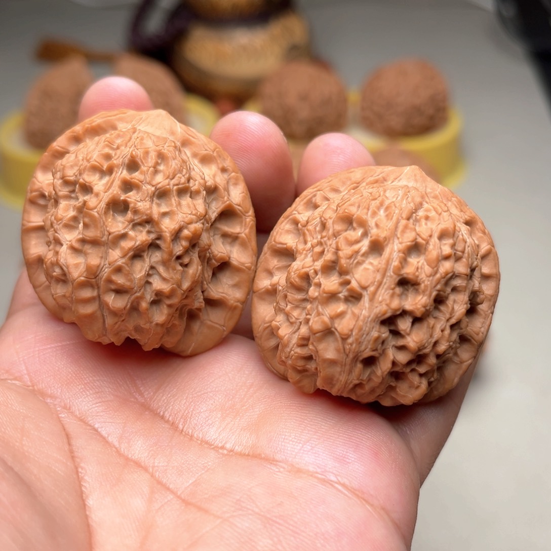 文玩核桃吊坠血麒麟