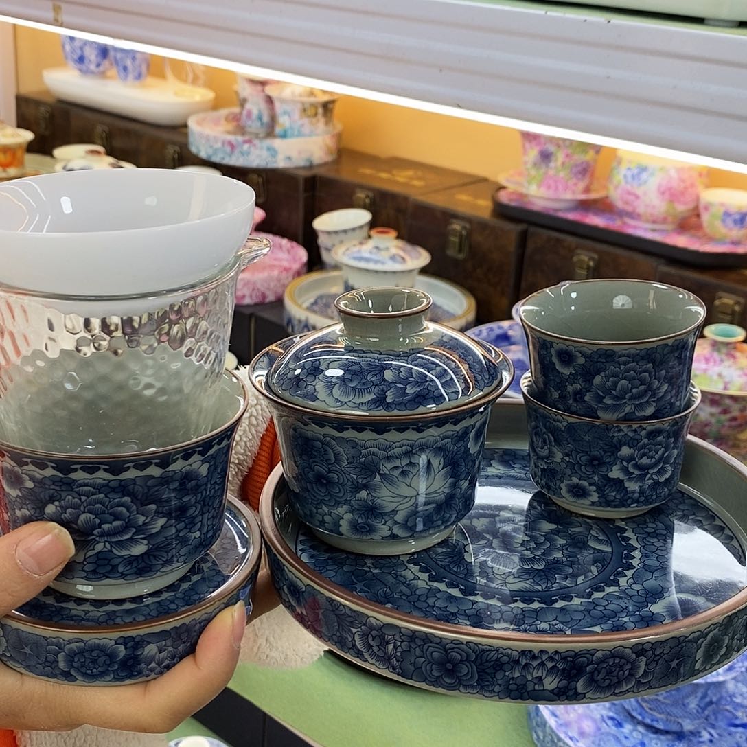 盖碗里的水煮开后放入