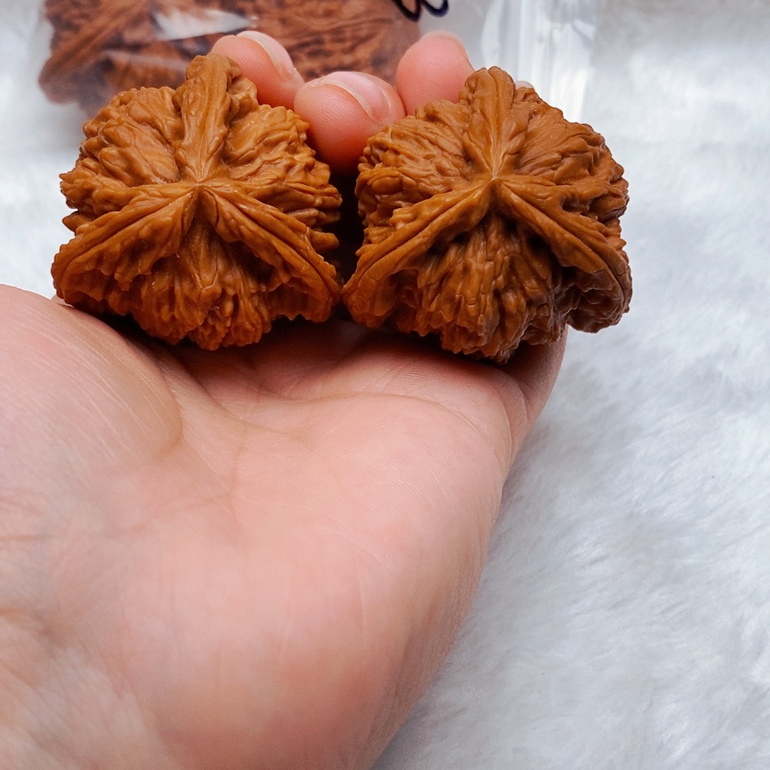 千***库文玩核桃吊坠三棱