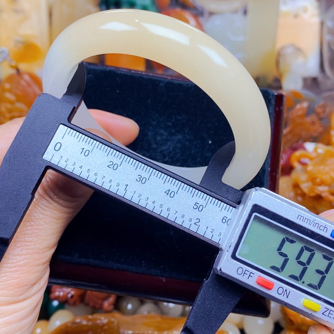 石英质玉（黄龙玉）颈饰未镶嵌