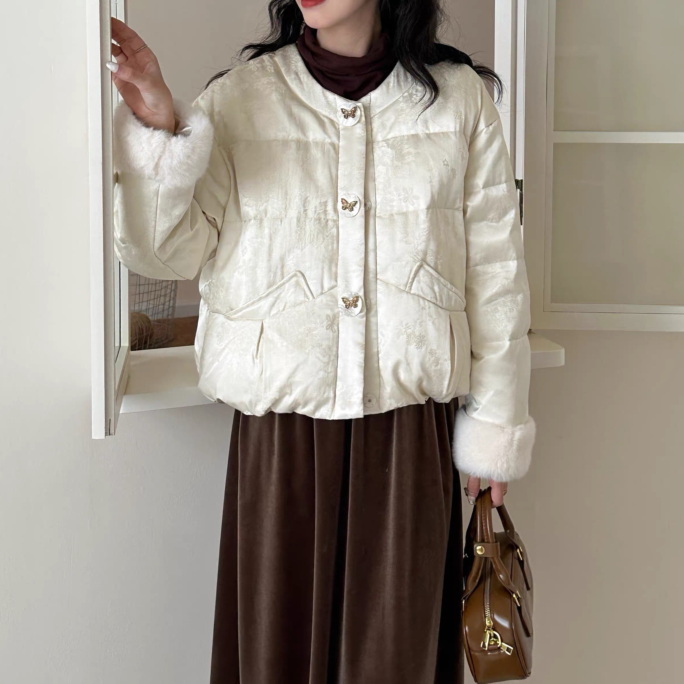 6933-1冬款新中式国风水貂毛拼接立体蝴蝶装饰暗扣90白鸭绒羽绒服