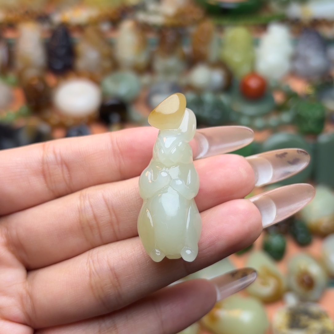 ****7和田玉未镶嵌颈饰