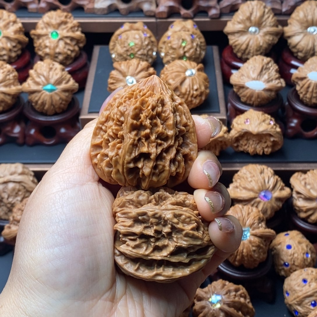 咩***？文玩核桃吊坠龙脊