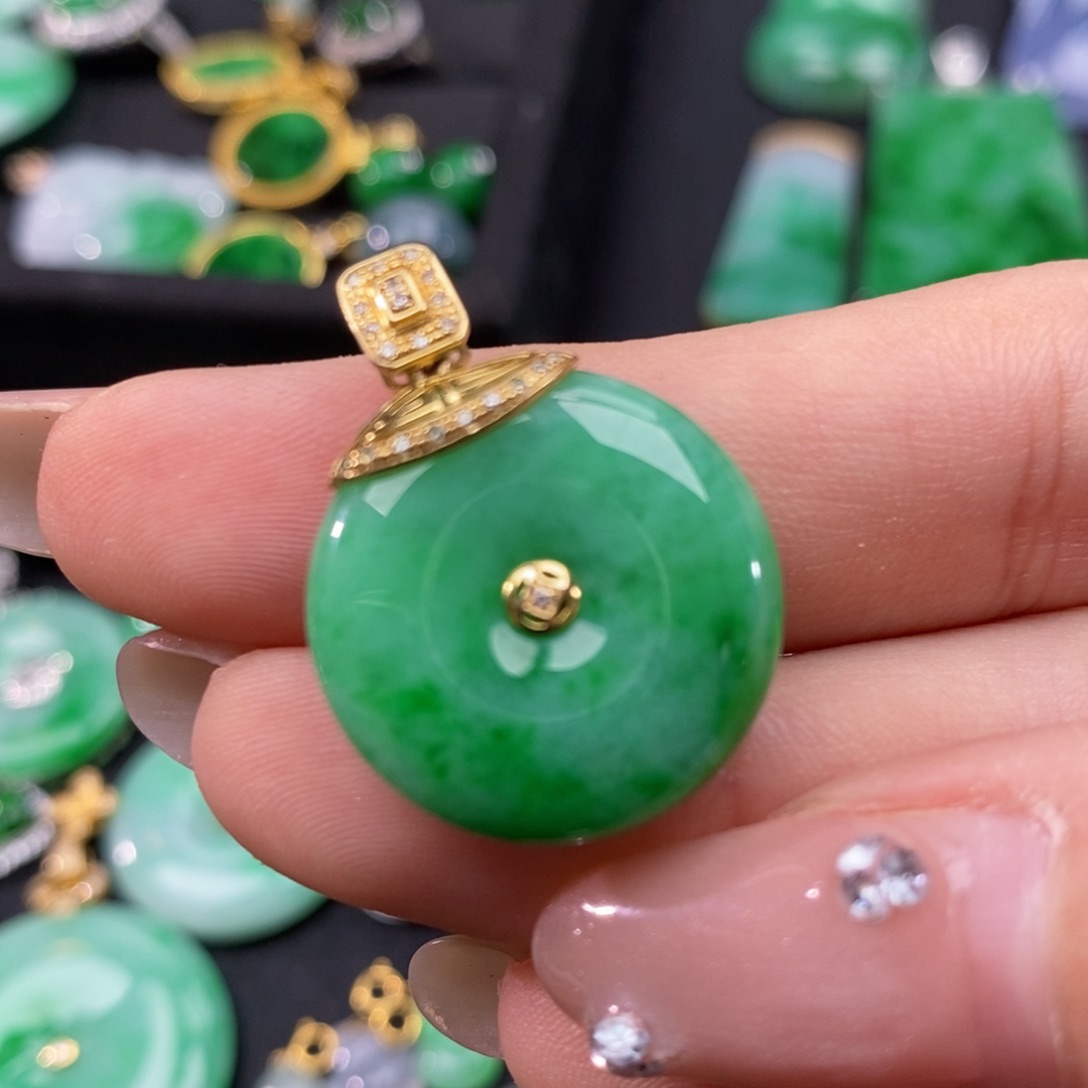 翡翠颈饰18K金镶嵌翡翠