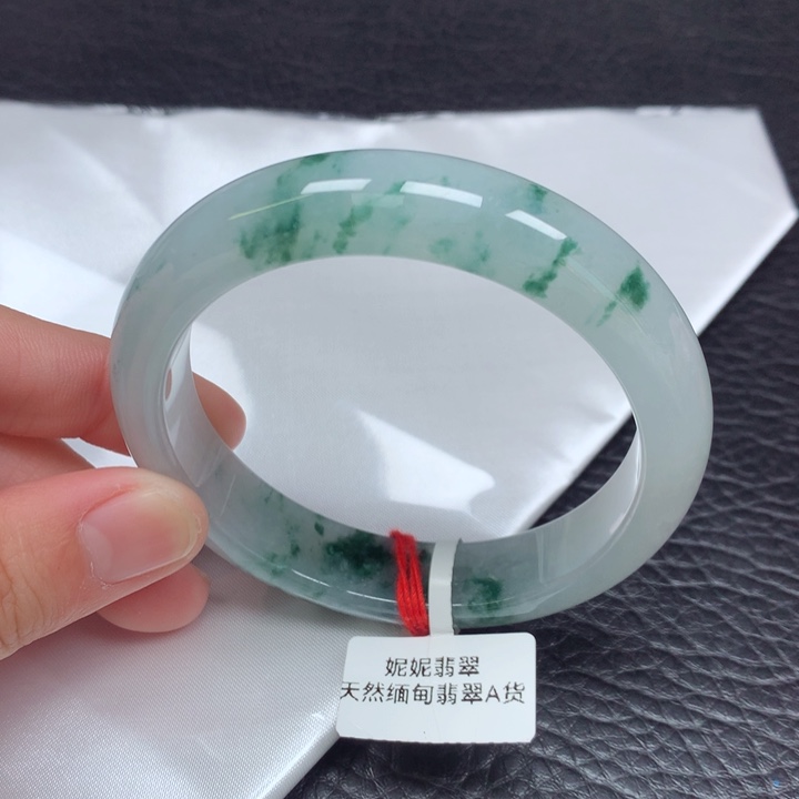 翡翠手镯未镶嵌。
