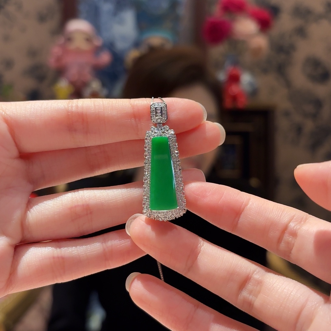 翡翠吊坠(赠链)18K金镶嵌吊坠