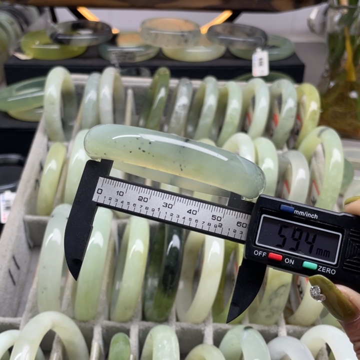 蛇纹石玉手镯未镶嵌230