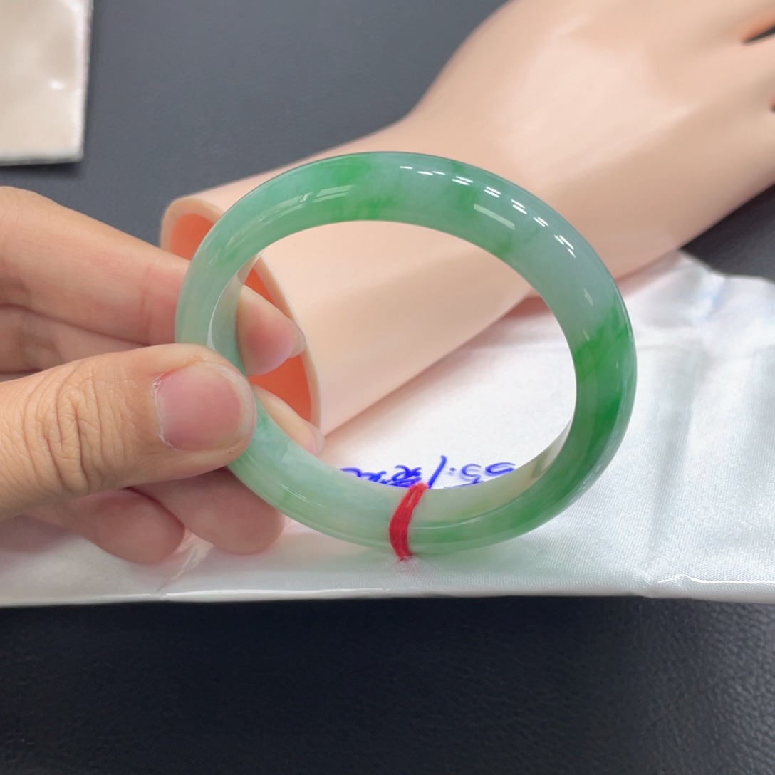 翡翠手镯未镶嵌翡翠