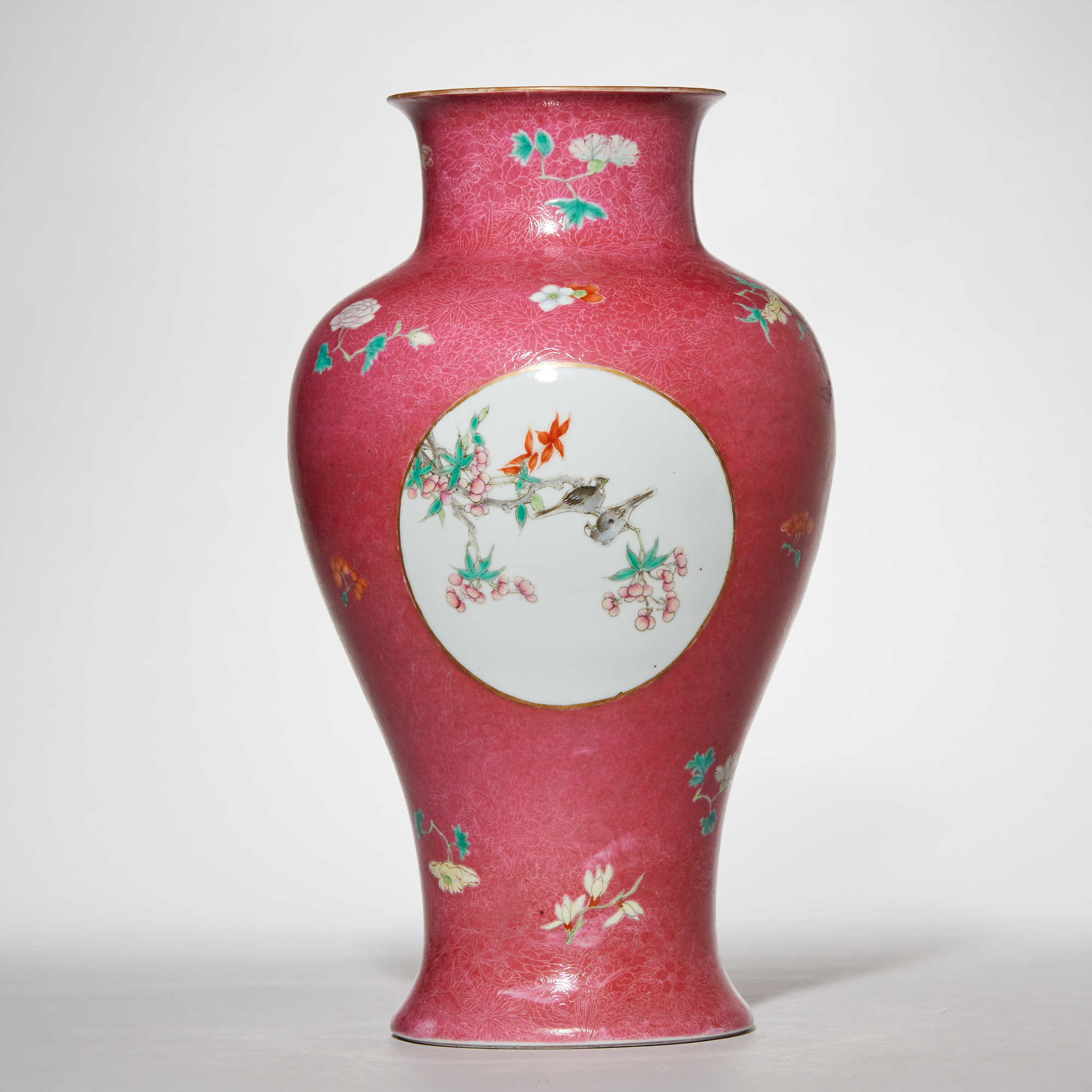 3421民国・轧道粉彩开窗花鸟图瓶【古董拍卖】